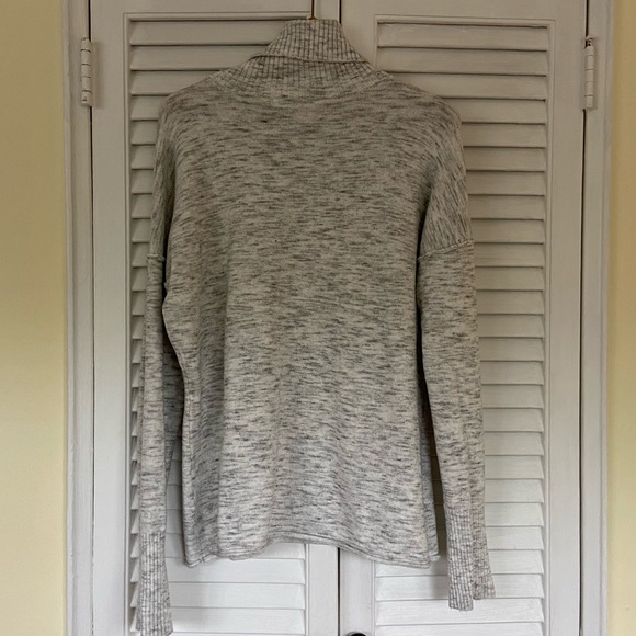 {RD Style} Heather Gray & White Turtleneck - Large - Picture 7 of 7